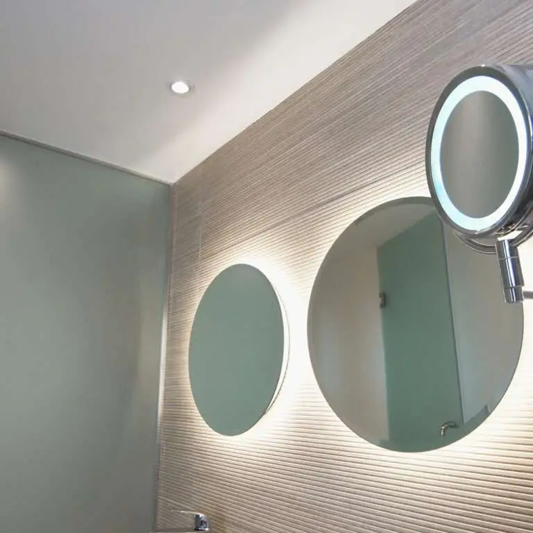 Detalle de trabajo de microcemento para ba&ntilde;o