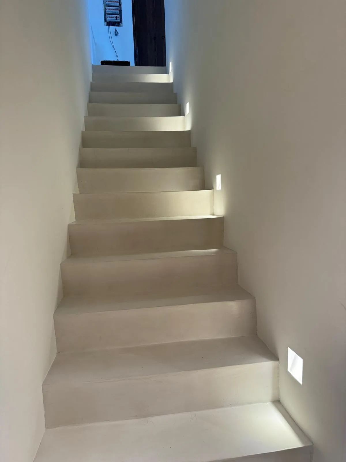 Escalera de microcemento con iluminación lateral