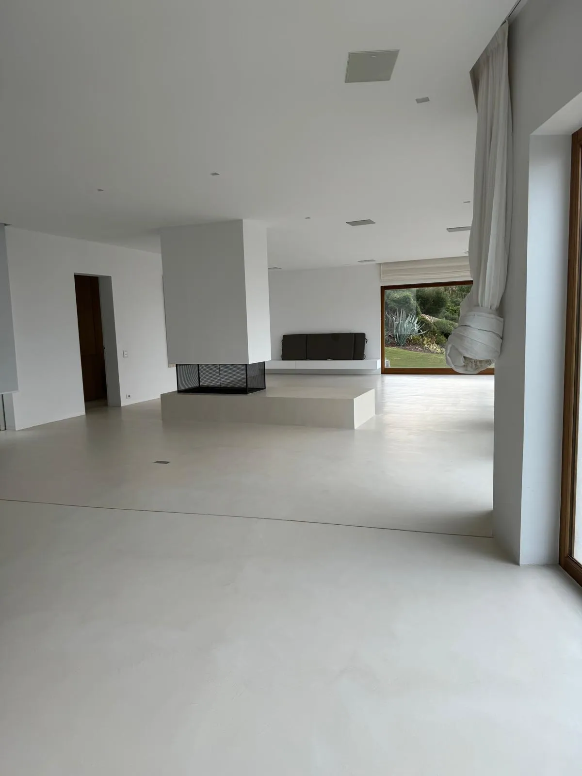 Suelo de microcemento en vivienda con acabado continuo